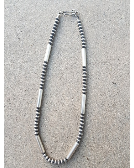 Kette mit länglichen Perlen, aus Navajo Beads